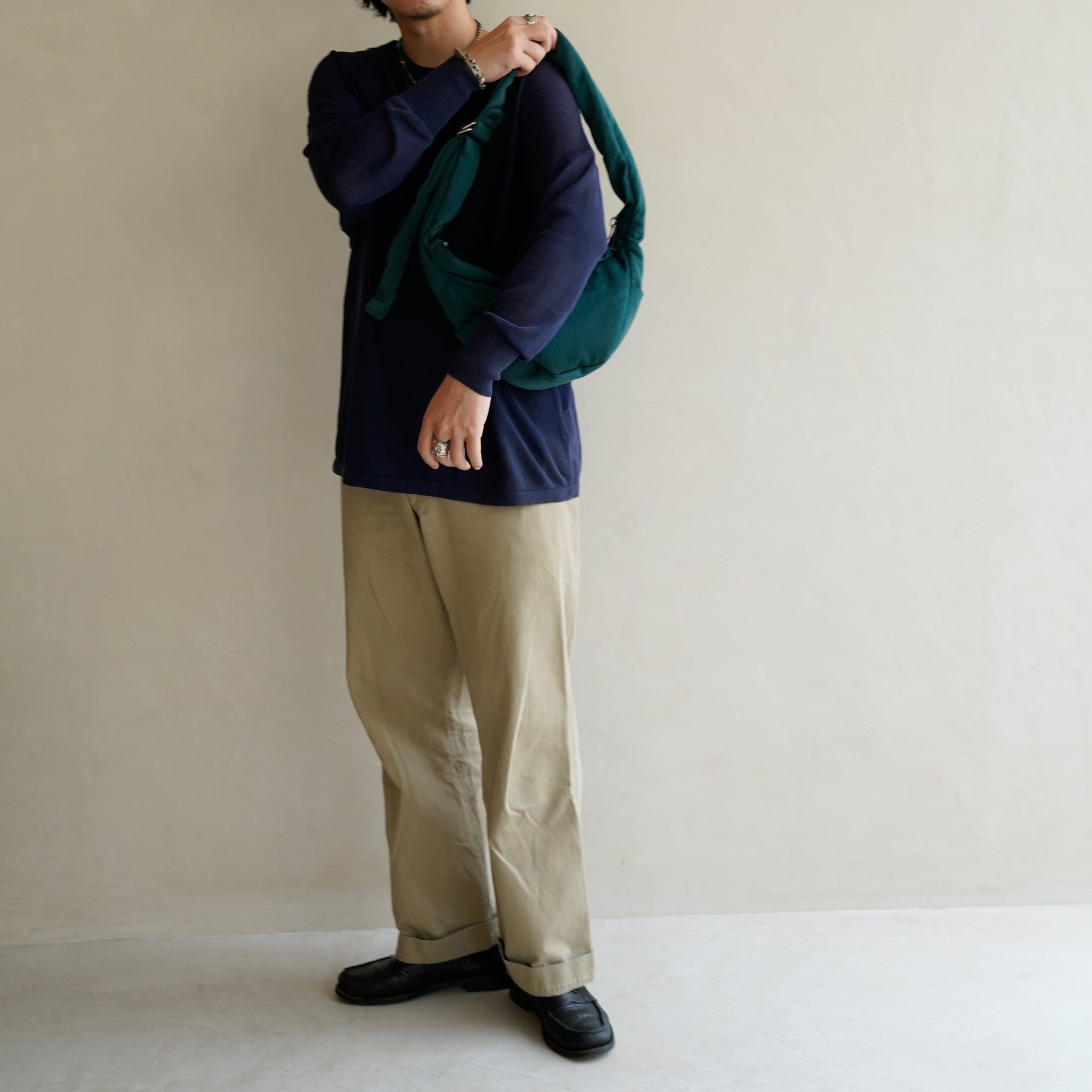 ANNIE PUFFER MINI MOON BAG / CERATO BRIGHT｜ミニショルダー 三日月型 撥水 軽量 ナイロンバッグ レディース メンズ｜男性着用画像 コーディネート スタイリング｜ITTI（イッチ）公式