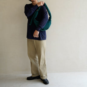 ANNIE PUFFER MINI MOON BAG / CERATO BRIGHT｜ミニショルダー 三日月型 撥水 軽量 ナイロンバッグ レディース メンズ｜男性着用画像 コーディネート スタイリング｜ITTI（イッチ）公式