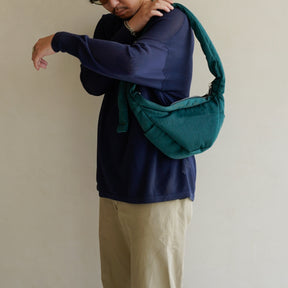 ANNIE PUFFER MINI MOON BAG / CERATO BRIGHT｜ミニショルダー 三日月型 撥水 軽量 ナイロンバッグ レディース メンズ｜男性着用画像 コーディネート スタイリング｜ITTI（イッチ）公式