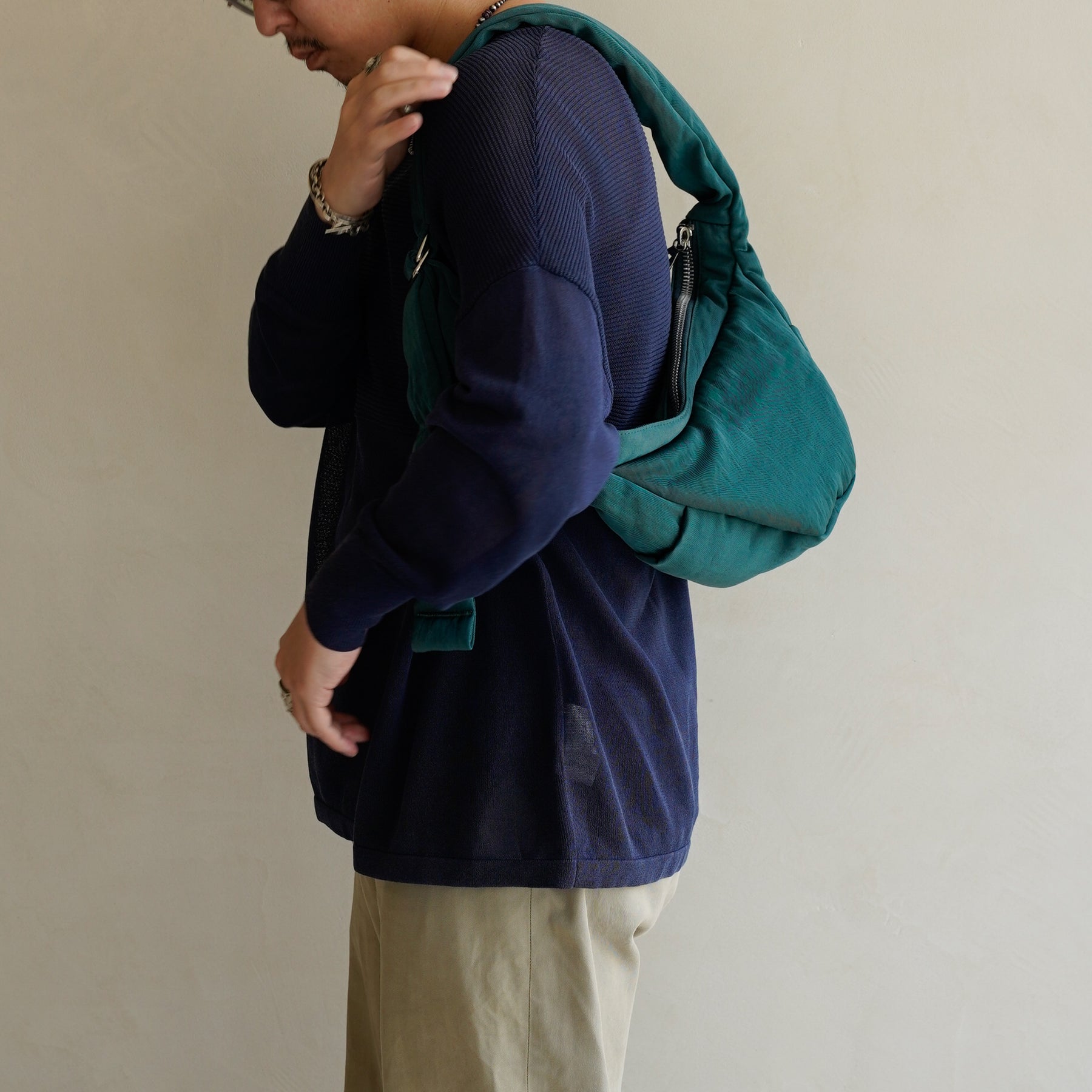 ANNIE PUFFER MINI MOON BAG / CERATO BRIGHT｜ミニショルダー 三日月型 撥水 軽量 ナイロンバッグ レディース メンズ｜男性着用画像 コーディネート スタイリング｜ITTI（イッチ）公式