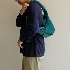 ANNIE PUFFER MINI MOON BAG / CERATO BRIGHT｜ミニショルダー 三日月型 撥水 軽量 ナイロンバッグ レディース メンズ｜男性着用画像 コーディネート スタイリング｜ITTI（イッチ）公式