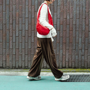 ANNIE PUFFER MINI MOON BAG / CERATO BRIGHT｜ミニショルダー 三日月型 撥水 軽量 ナイロンバッグ レディース メンズ｜女性着用画像 コーディネート スタイリング｜ITTI（イッチ）公式