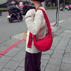 ANNIE PUFFER MINI MOON BAG / CERATO BRIGHT｜ミニショルダー 三日月型 撥水 軽量 ナイロンバッグ レディース メンズ｜女性着用画像 コーディネート スタイリング｜ITTI（イッチ）公式