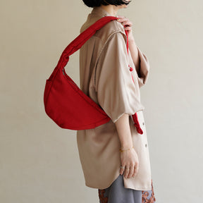 ANNIE PUFFER MINI MOON BAG / CERATO BRIGHT｜ミニショルダー 三日月型 撥水 軽量 ナイロンバッグ レディース メンズ｜女性着用画像 コーディネート スタイリング｜ITTI（イッチ）公式