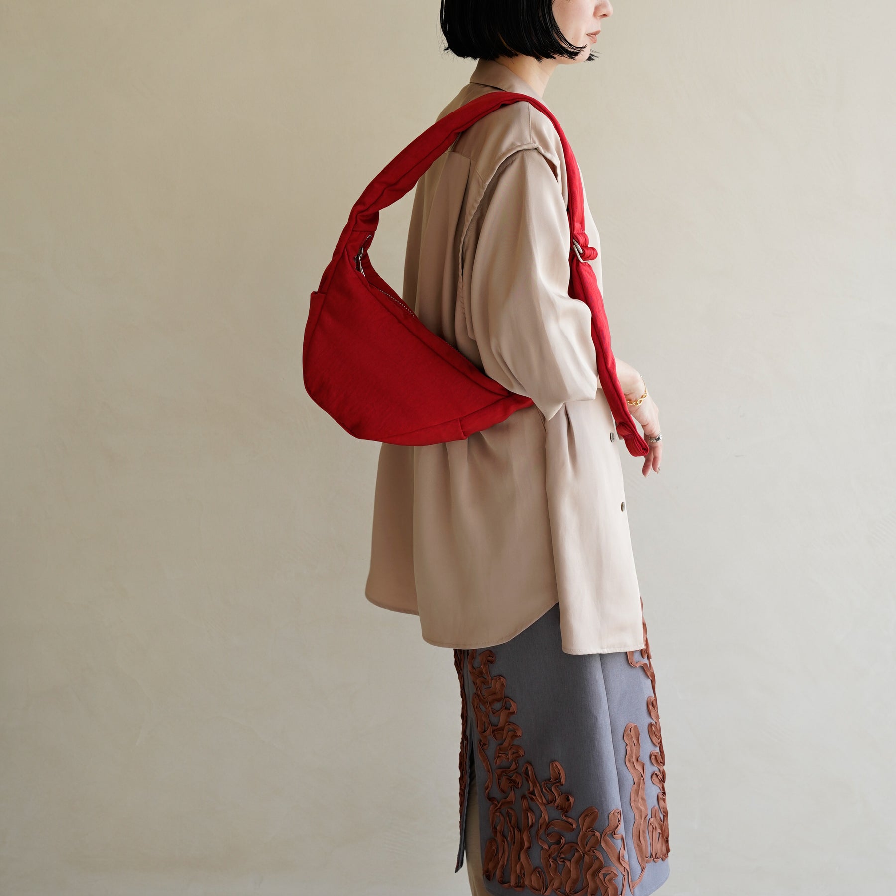 ANNIE PUFFER MINI MOON BAG / CERATO BRIGHT｜ミニショルダー 三日月型 撥水 軽量 ナイロンバッグ レディース メンズ｜女性着用画像 コーディネート スタイリング｜ITTI（イッチ）公式
