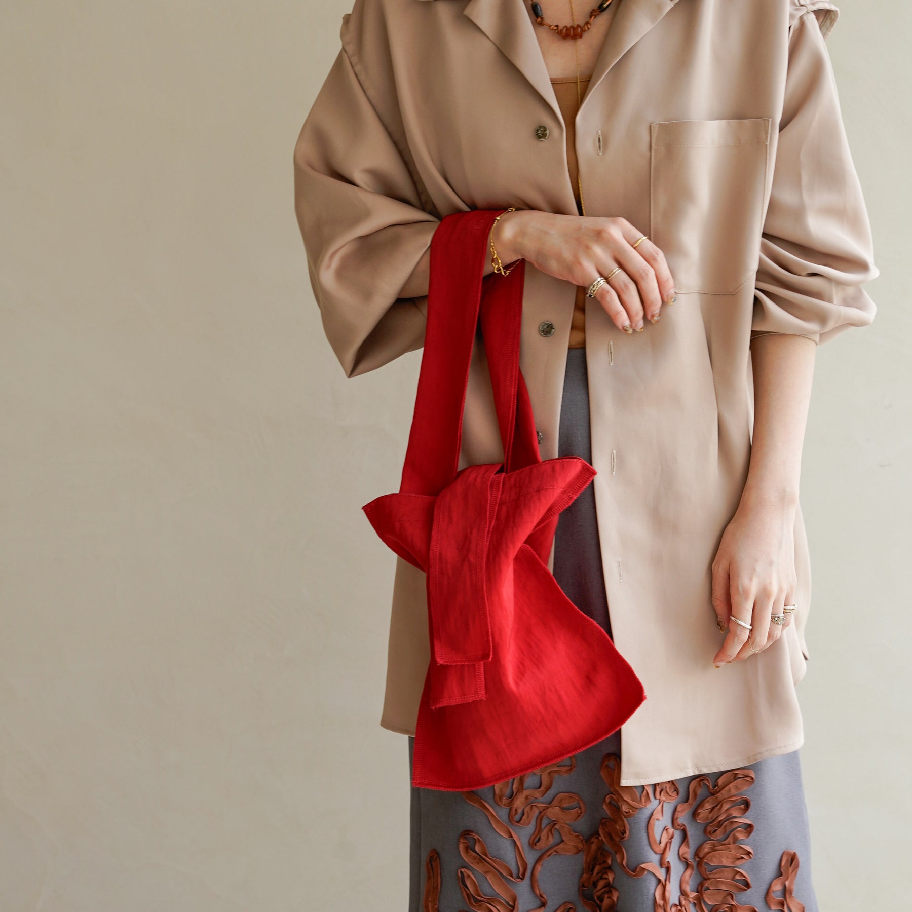 MARY INSIDE OUT TOTE - S / CERATO BRIGHT｜撥水ナイロンの小さめトートバッグ メンズ レディース｜レディース 着用画像 スタイリング コーディネート｜ITTI（イッチ）公式