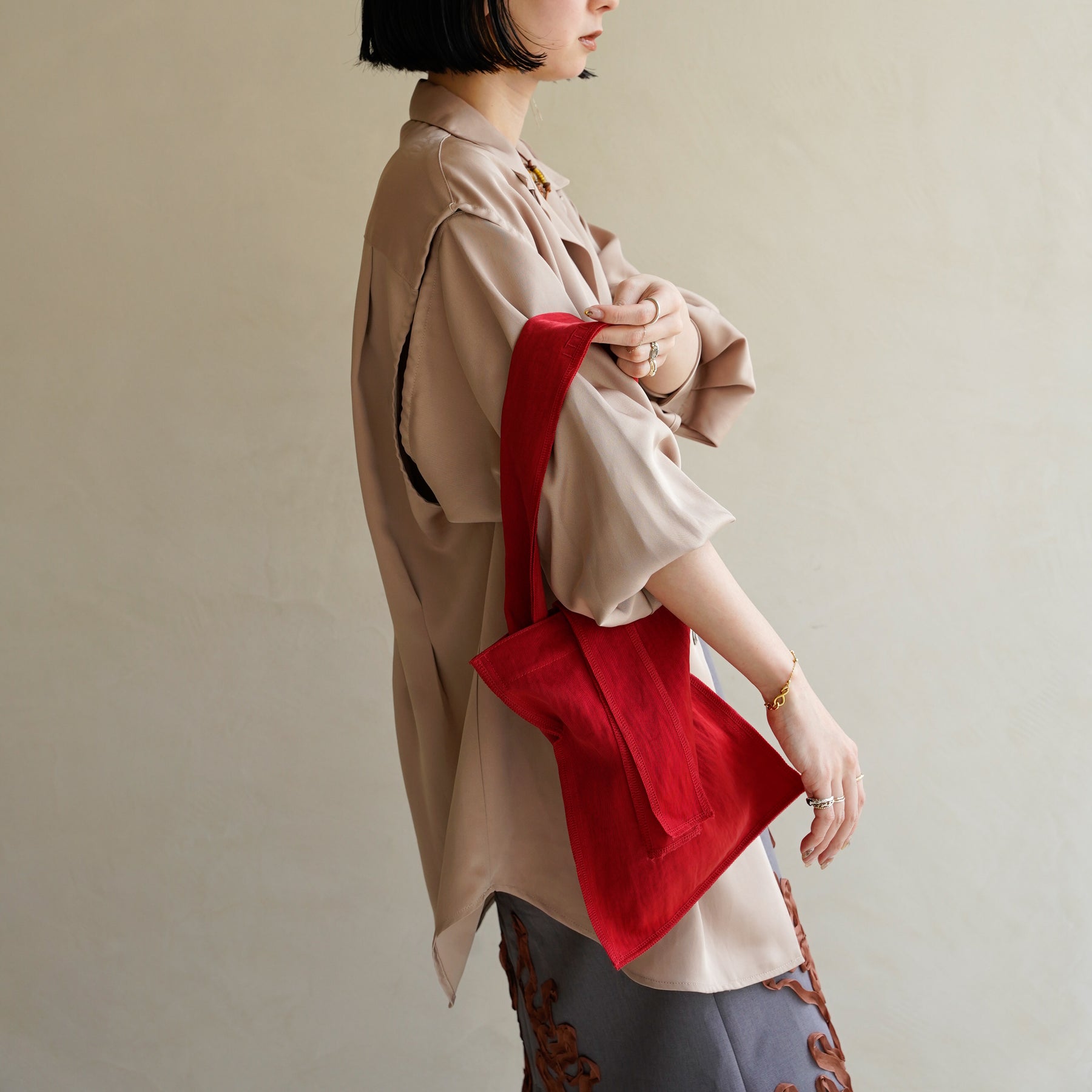 MARY INSIDE OUT TOTE - S / CERATO BRIGHT｜撥水ナイロンの小さめトートバッグ メンズ レディース｜レディース 着用画像 スタイリング コーディネート｜ITTI（イッチ）公式