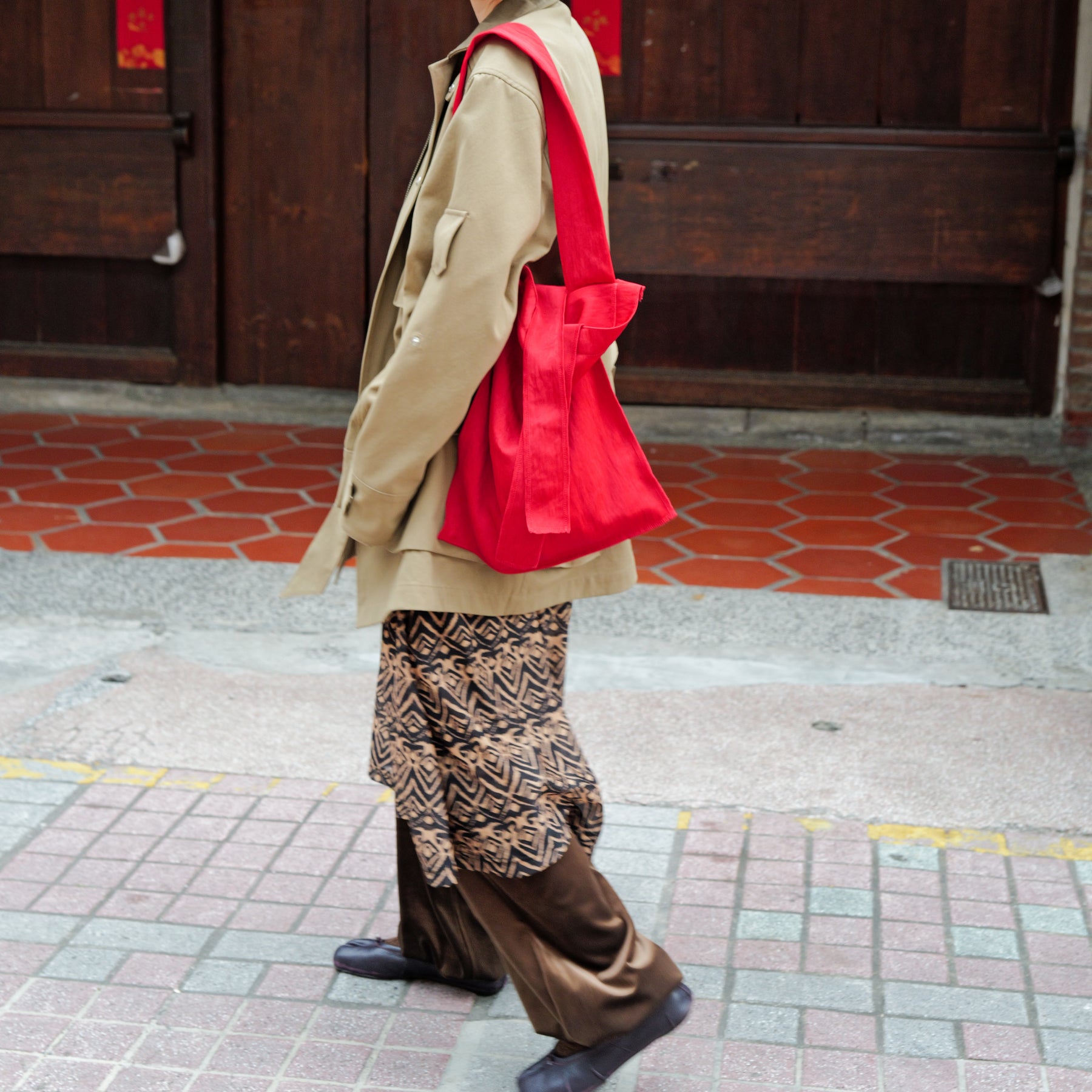 MARY INSIDE OUT TOTE - M / CERATO BRIGHT｜撥水ナイロンのミディアムサイズトート メンズ レディース｜ITTI（イッチ）公式｜モデル着用 スタイリング コーディネート