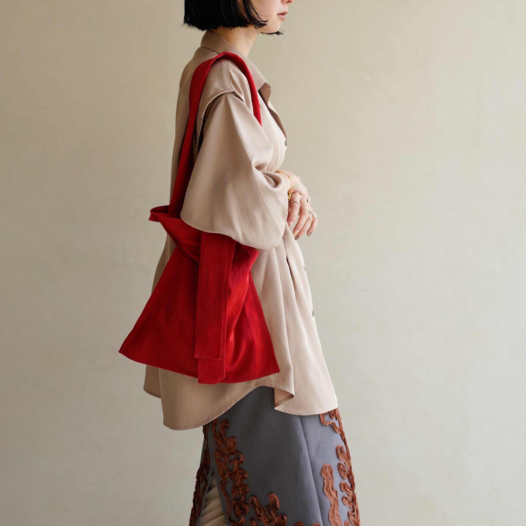 MARY INSIDE OUT TOTE - M / CERATO BRIGHT｜撥水ナイロンのミディアムサイズトート メンズ レディース｜女性着用画像 スタイリング コーディネート｜ITTI（イッチ）公式