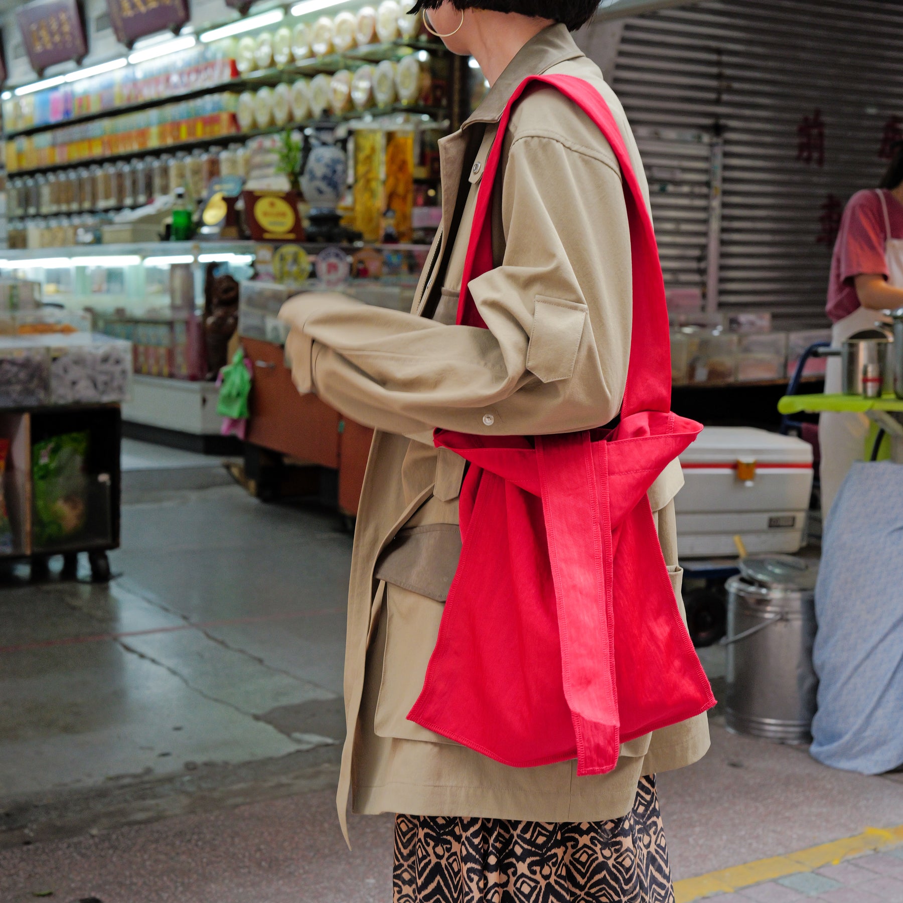 MARY INSIDE OUT TOTE - M / CERATO BRIGHT｜撥水ナイロンのミディアムサイズトート メンズ レディース｜ITTI（イッチ）公式｜モデル着用 スタイリング コーディネート