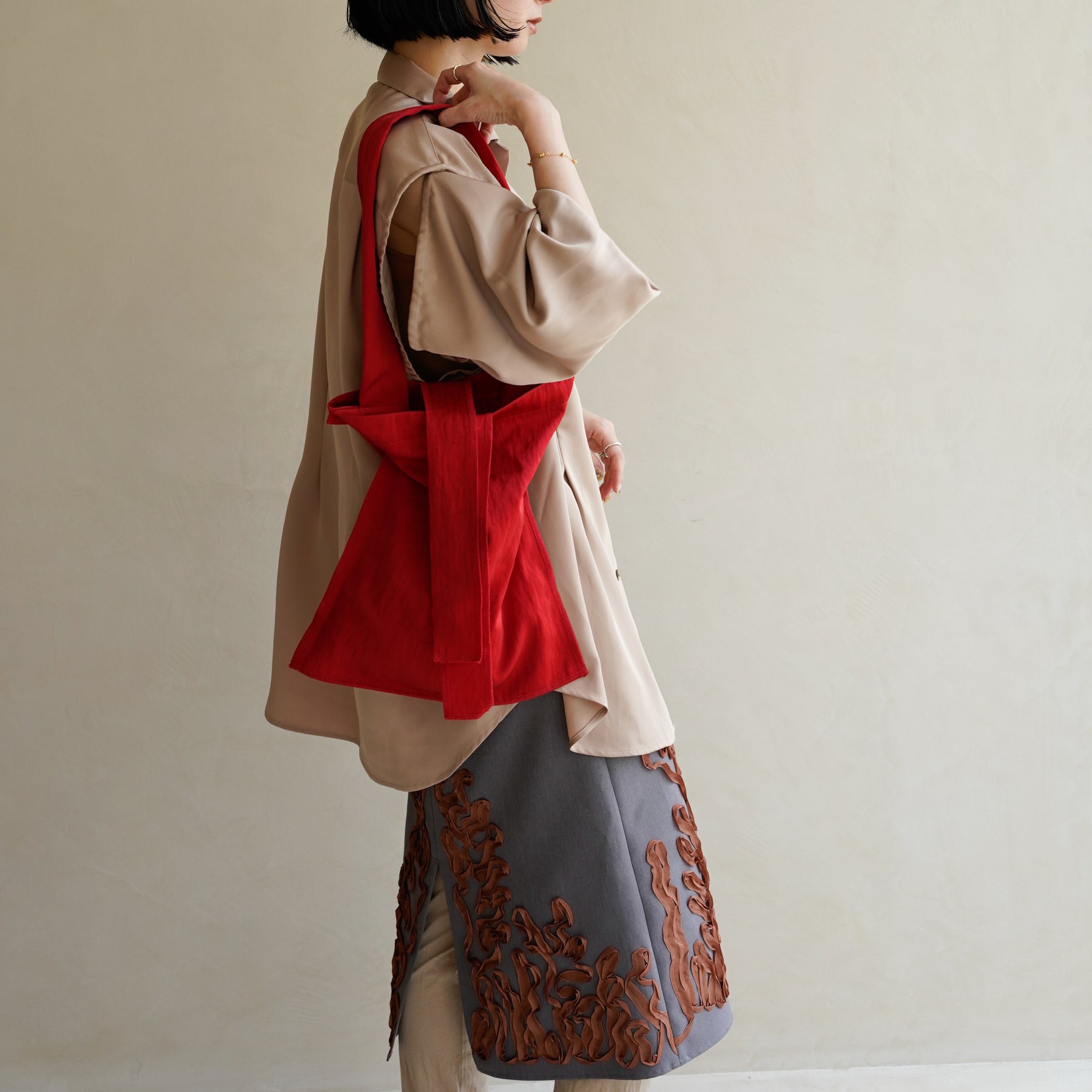 MARY INSIDE OUT TOTE - M / CERATO BRIGHT｜撥水ナイロンのミディアムサイズトート メンズ レディース｜女性着用画像 スタイリング コーディネート｜ITTI（イッチ）公式