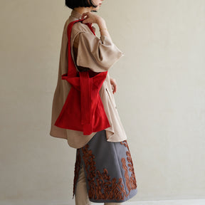 MARY INSIDE OUT TOTE - M / CERATO BRIGHT｜撥水ナイロンのミディアムサイズトート メンズ レディース｜女性着用画像 スタイリング コーディネート｜ITTI（イッチ）公式