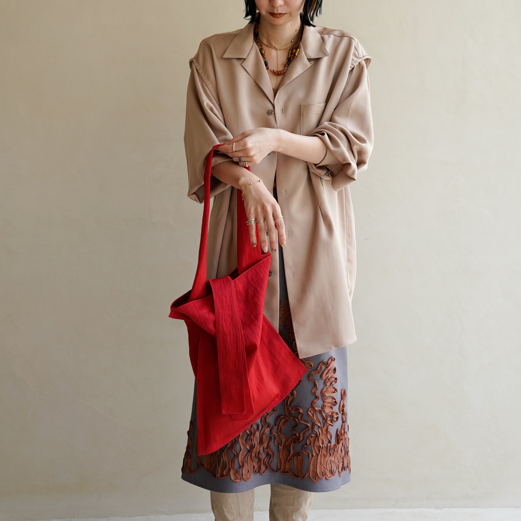 MARY INSIDE OUT TOTE - M / CERATO BRIGHT｜撥水ナイロンのミディアムサイズトート メンズ レディース｜女性着用画像 スタイリング コーディネート｜ITTI（イッチ）公式