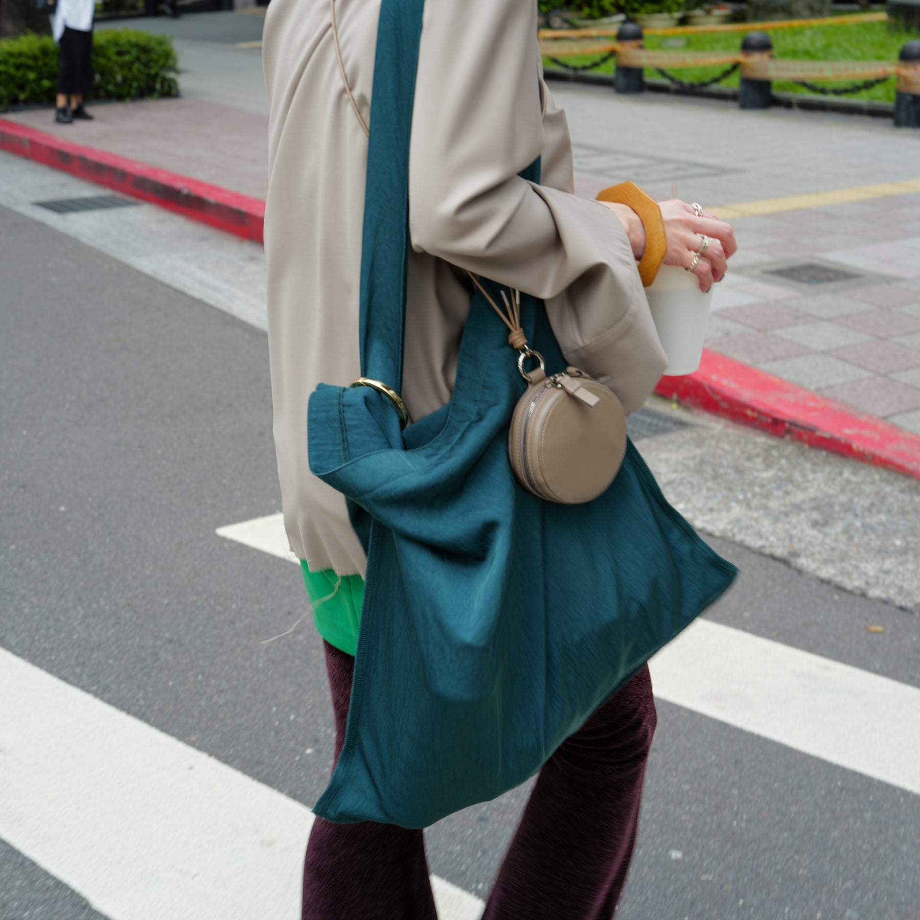 MARY INSIDE OUT TOTE - L / CERATO BRIGHT｜撥水ナイロンの大容量トートバッグ メンズ レディース｜ITTI（イッチ）公式｜モデル着用 スタイリング コーディネート