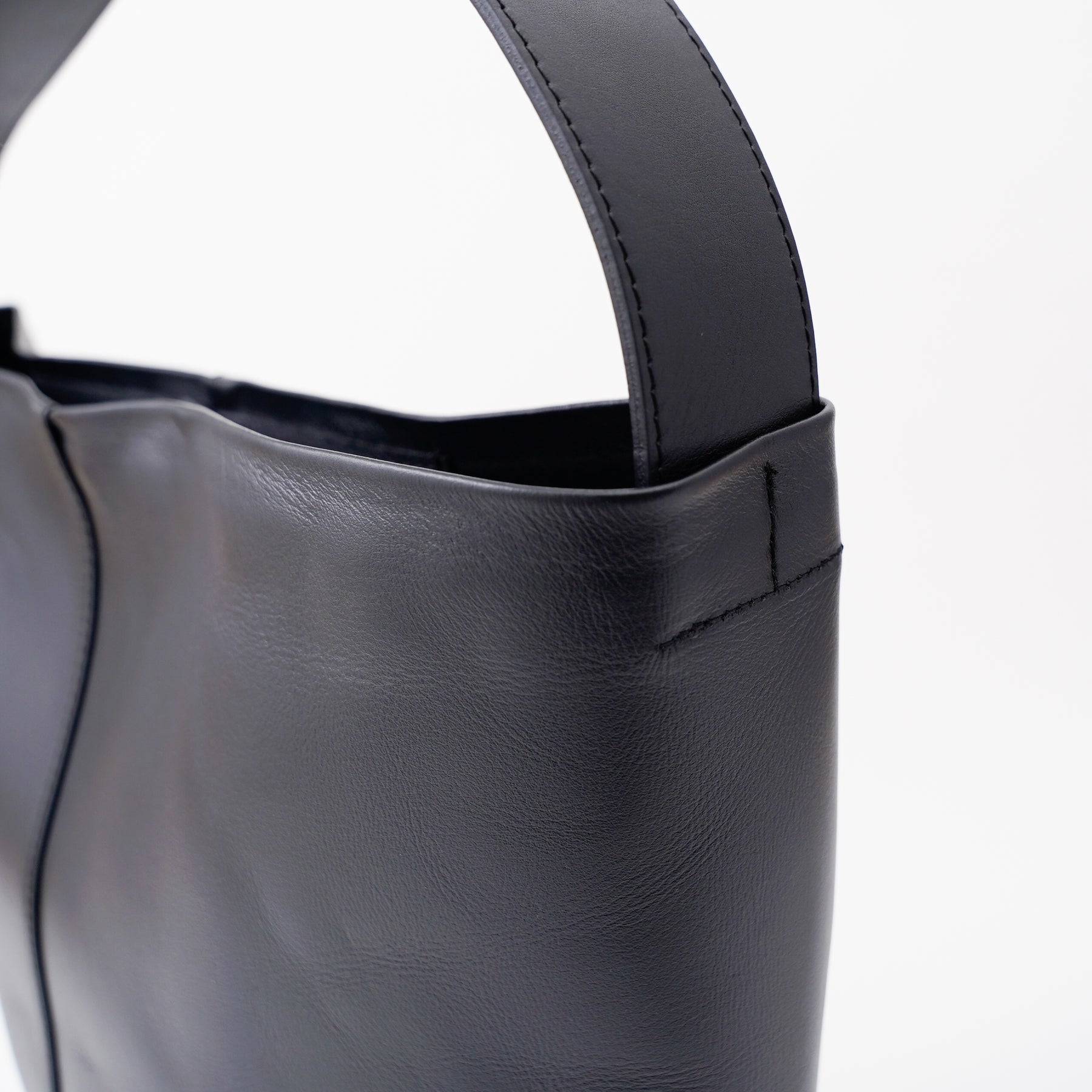 MARY BUCKET SHOULDER MM / RAPTO FLEX｜上品レザーの軽量ワンショルダートートバッグ メンズ レディース｜ITTI（イッチ）公式