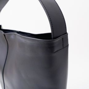 MARY BUCKET SHOULDER MM / RAPTO FLEX｜上品レザーの軽量ワンショルダートートバッグ メンズ レディース｜ITTI（イッチ）公式