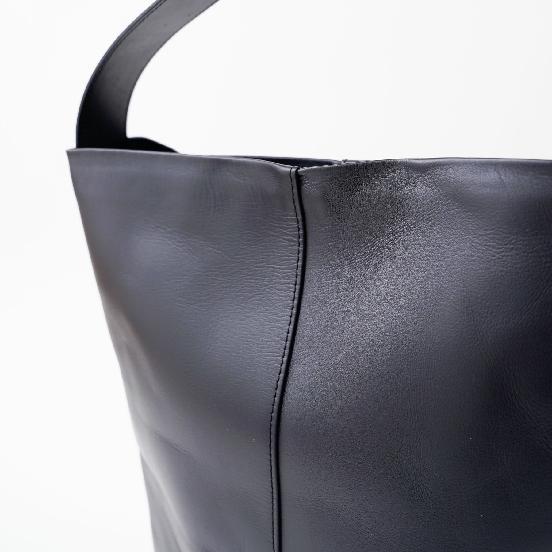 MARY BUCKET SHOULDER MM / RAPTO FLEX｜上品レザーの軽量ワンショルダートートバッグ メンズ レディース｜ITTI（イッチ）公式