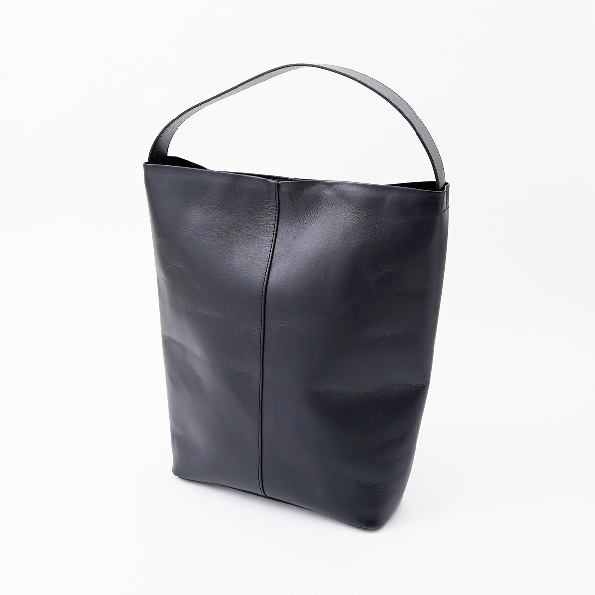 MARY BUCKET SHOULDER MM / RAPTO FLEX｜上品レザーの軽量ワンショルダートートバッグ メンズ レディース｜ITTI（イッチ）公式