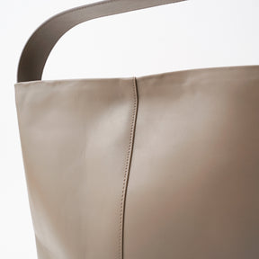 MARY BUCKET SHOULDER MM / RAPTO FLEX｜上品レザーの軽量ワンショルダートートバッグ メンズ レディース｜ITTI（イッチ）公式