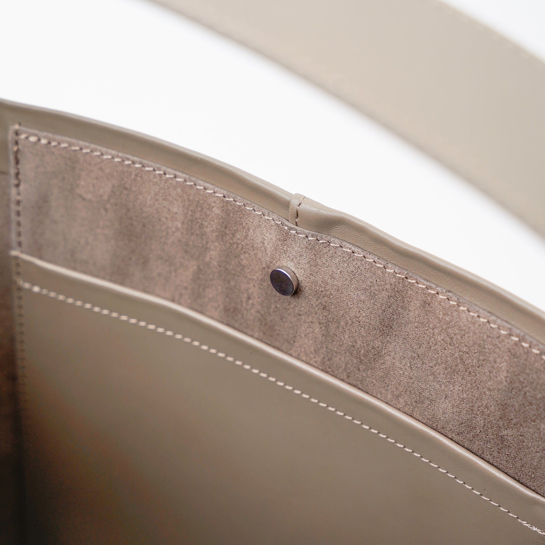 MARY BUCKET SHOULDER MM / RAPTO FLEX｜上品レザーの軽量ワンショルダートートバッグ メンズ レディース｜ITTI（イッチ）公式