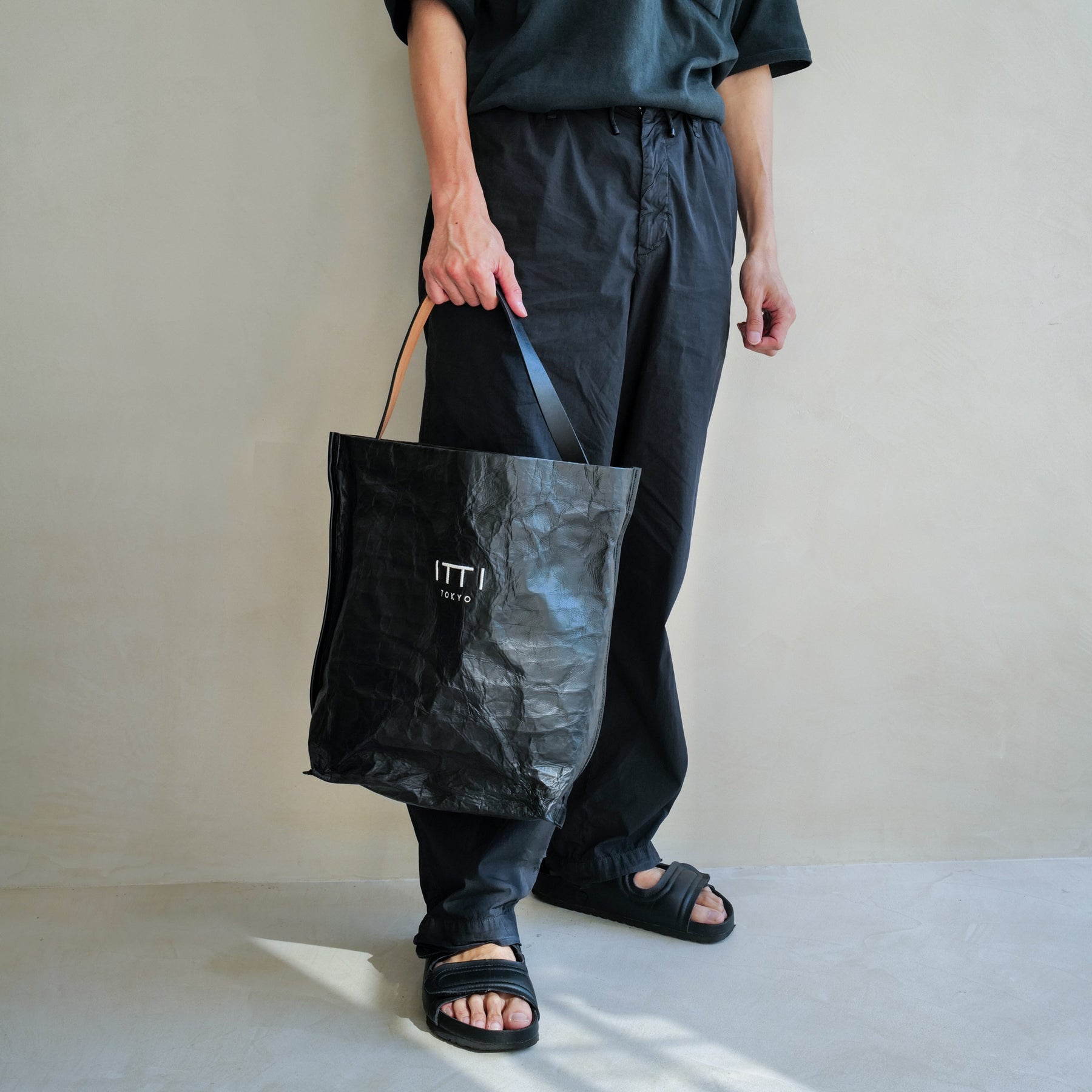 ITTI (イッチ) | MARY PAPER BUCKET BAG - S / PTERA (マリーペーパーバケットバッグ - プチモデル / プテラ) カバン かばんトート 鞄 レザー 形状記憶 メンズ レディース ブランド ショルダー 黒 black ブラック