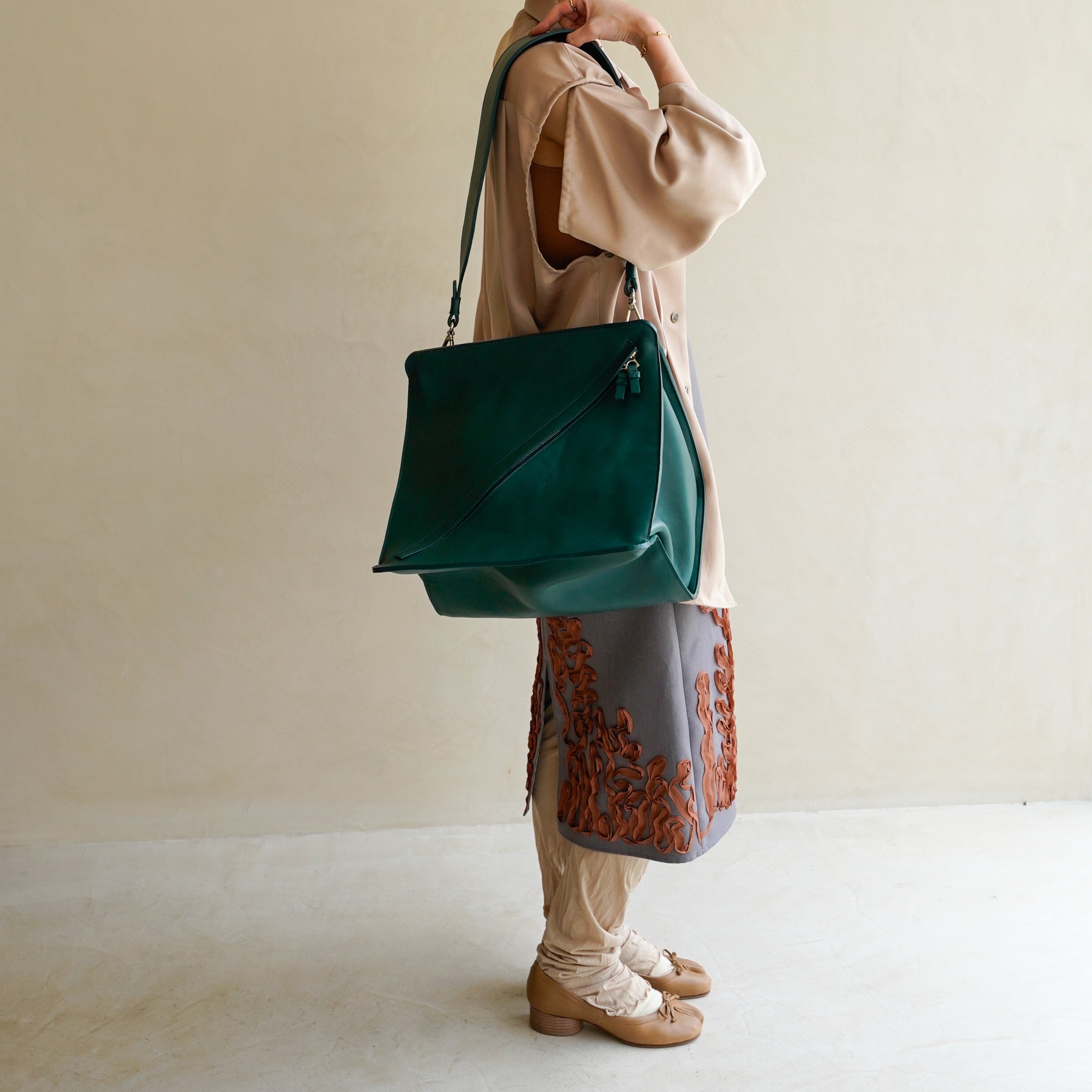 HERRIE BOX PREMIER - II / RAPTO FLEX｜斜めファスナーと構造美が光るミニマルバッグ｜レディース 着用画像 スタイリング コーディネート｜ITTI（イッチ）公式