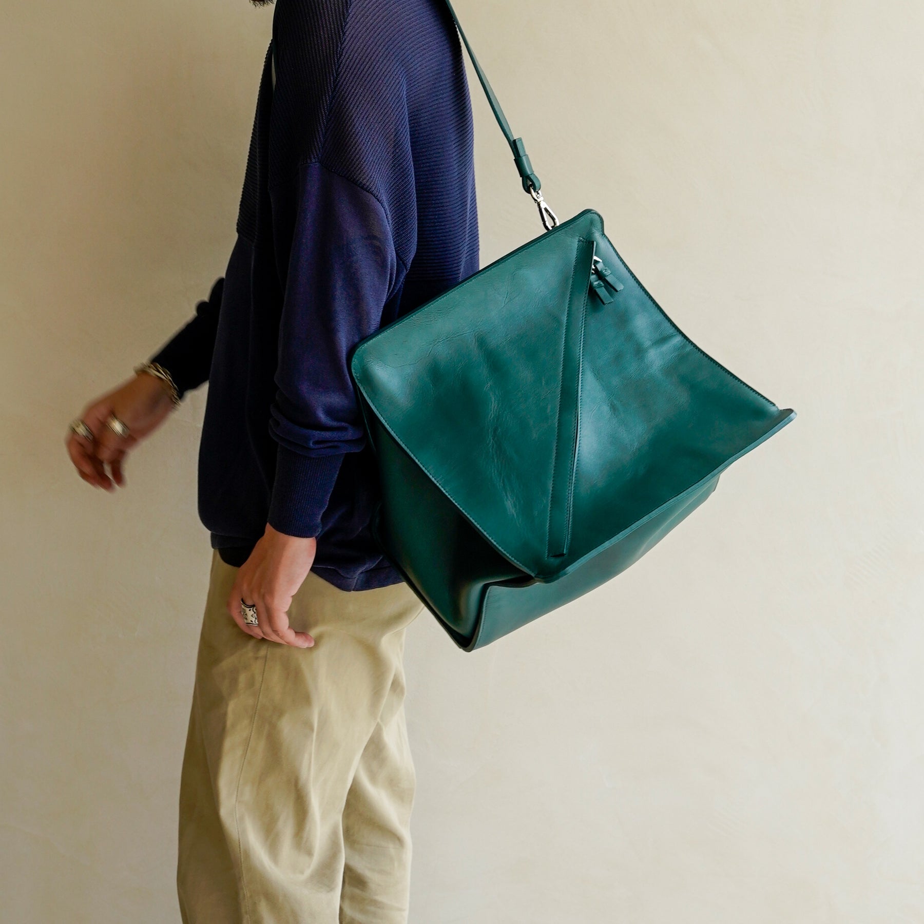 HERRIE BOX PREMIER - II / RAPTO FLEX｜斜めファスナーと構造美が光るミニマルバッグ｜レディース 着用画像 スタイリング コーディネート｜ITTI（イッチ）公式