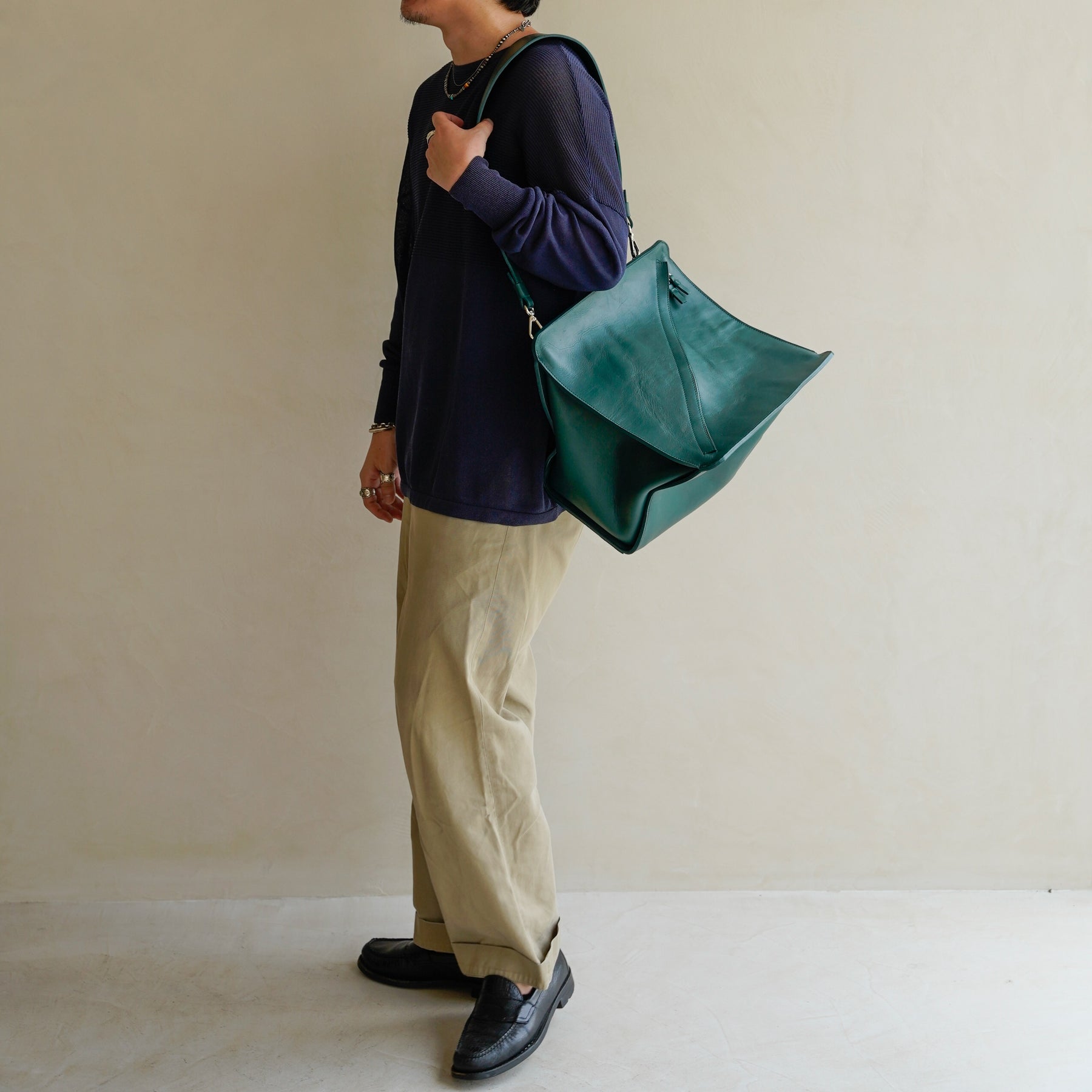 HERRIE BOX PREMIER - II / RAPTO FLEX｜斜めファスナーと構造美が光るミニマルバッグ｜レディース 着用画像 スタイリング コーディネート｜ITTI（イッチ）公式