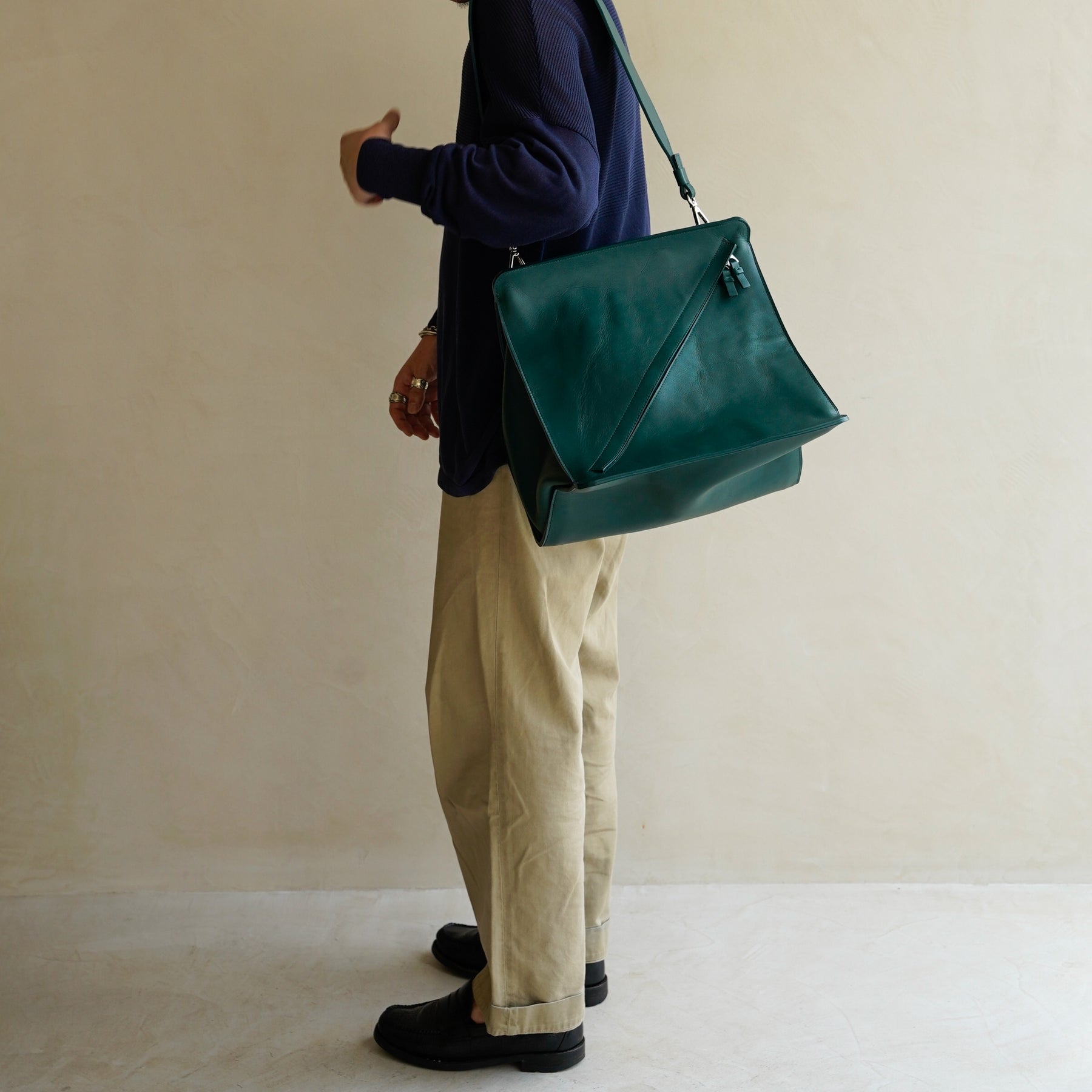 HERRIE BOX PREMIER - II / RAPTO FLEX｜斜めファスナーと構造美が光るミニマルバッグ｜レディース 着用画像 スタイリング コーディネート｜ITTI（イッチ）公式