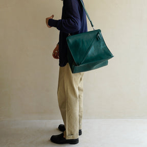 HERRIE BOX PREMIER - II / RAPTO FLEX｜斜めファスナーと構造美が光るミニマルバッグ｜レディース 着用画像 スタイリング コーディネート｜ITTI（イッチ）公式