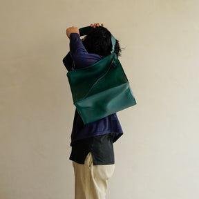 HERRIE BOX PREMIER - II / RAPTO FLEX｜斜めファスナーと構造美が光るミニマルバッグ｜レディース 着用画像 スタイリング コーディネート｜ITTI（イッチ）公式