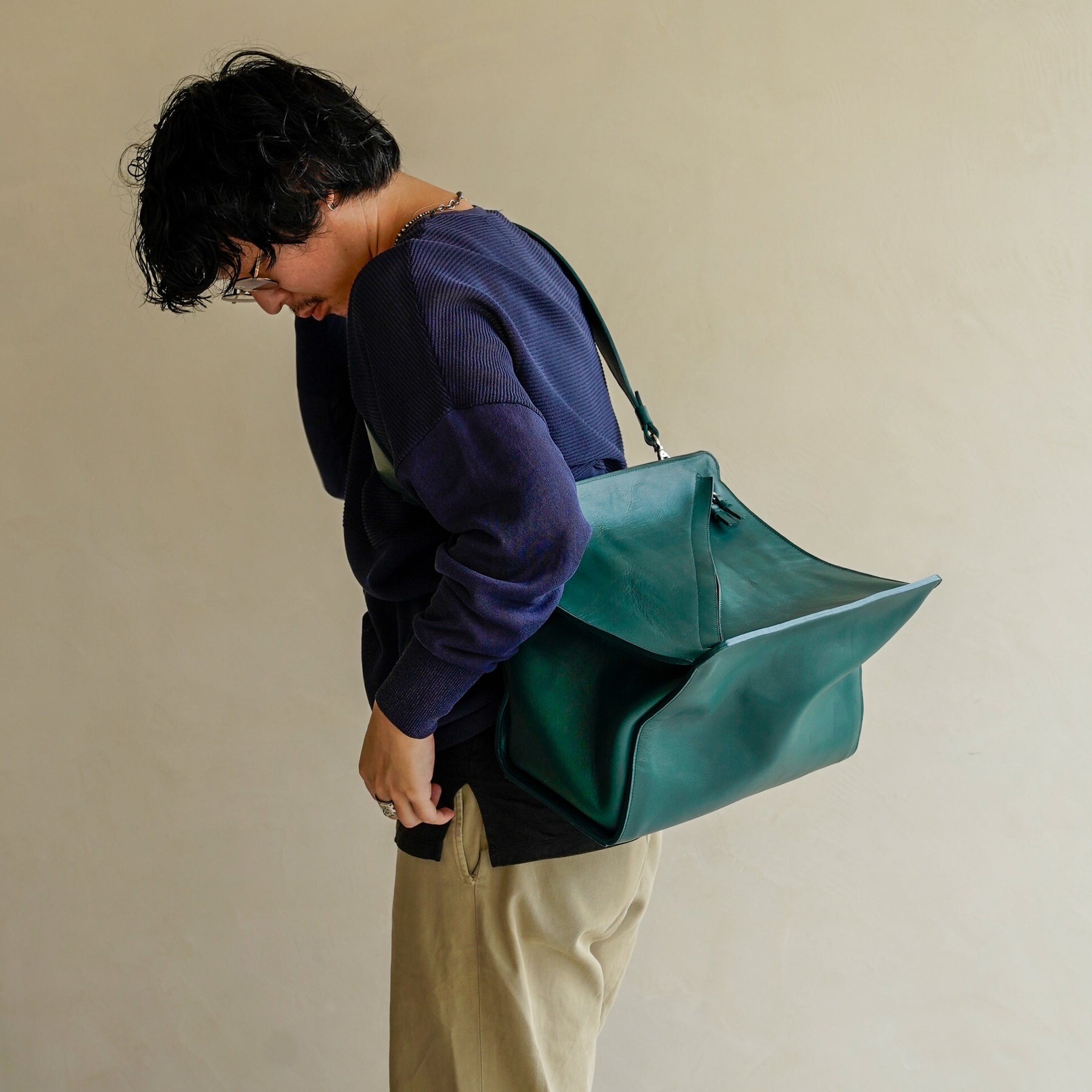 HERRIE BOX PREMIER - II / RAPTO FLEX｜斜めファスナーと構造美が光るミニマルバッグ｜レディース 着用画像 スタイリング コーディネート｜ITTI（イッチ）公式