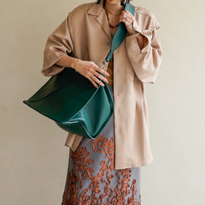 HERRIE BOX PREMIER - II / RAPTO FLEX｜斜めファスナーと構造美が光るミニマルバッグ｜レディース 着用画像 スタイリング コーディネート｜ITTI（イッチ）公式