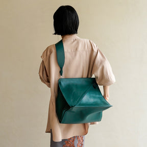 HERRIE BOX PREMIER - II / RAPTO FLEX｜斜めファスナーと構造美が光るミニマルバッグ｜レディース 着用画像 スタイリング コーディネート｜ITTI（イッチ）公式