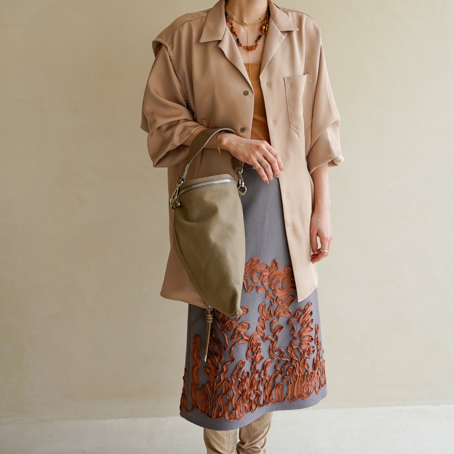 CELLIE BERLINGOT SAC / DIPLO SKY｜2層構造レザークラッチバッグ｜レディース 着用画像 スタイリング コーディネート｜ITTI（イッチ）公式