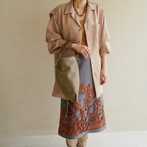 CELLIE BERLINGOT SAC / DIPLO SKY｜2層構造レザークラッチバッグ｜レディース 着用画像 スタイリング コーディネート｜ITTI（イッチ）公式