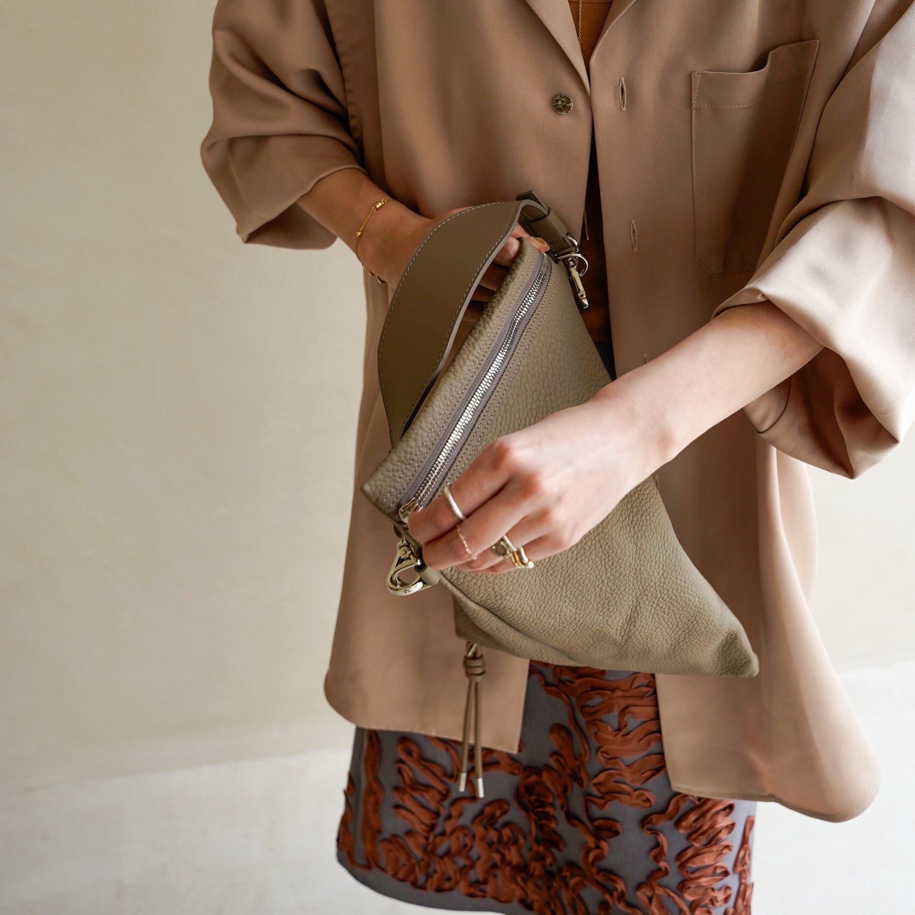 CELLIE BERLINGOT SAC / DIPLO SKY｜2層構造レザークラッチバッグ｜レディース 着用画像 スタイリング コーディネート｜ITTI（イッチ）公式