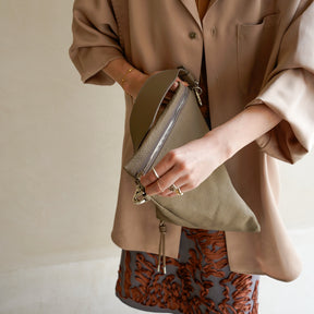 CELLIE BERLINGOT SAC / DIPLO SKY｜2層構造レザークラッチバッグ｜レディース 着用画像 スタイリング コーディネート｜ITTI（イッチ）公式