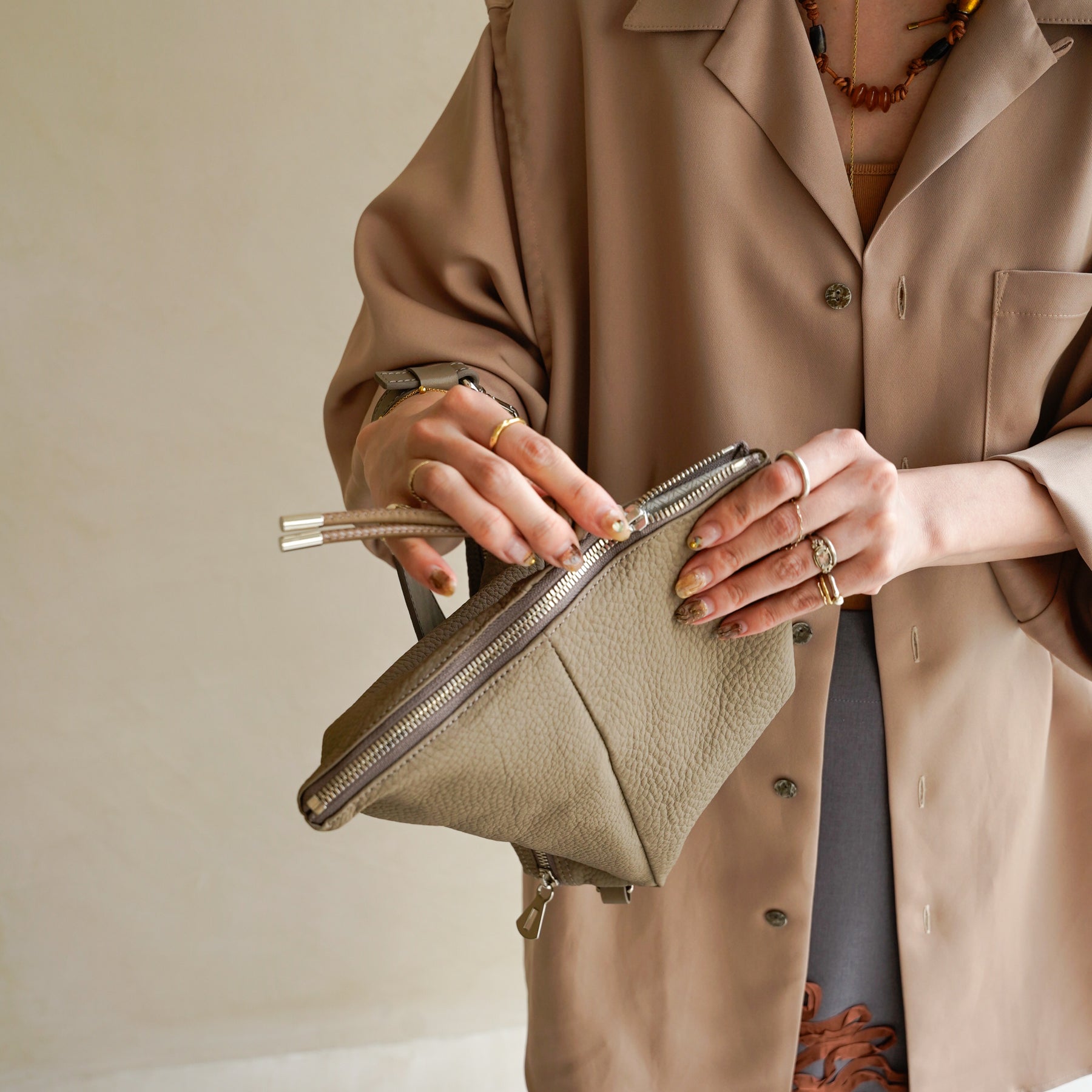 CELLIE BERLINGOT SAC / DIPLO SKY｜2層構造レザークラッチバッグ｜レディース 着用画像 スタイリング コーディネート｜ITTI（イッチ）公式