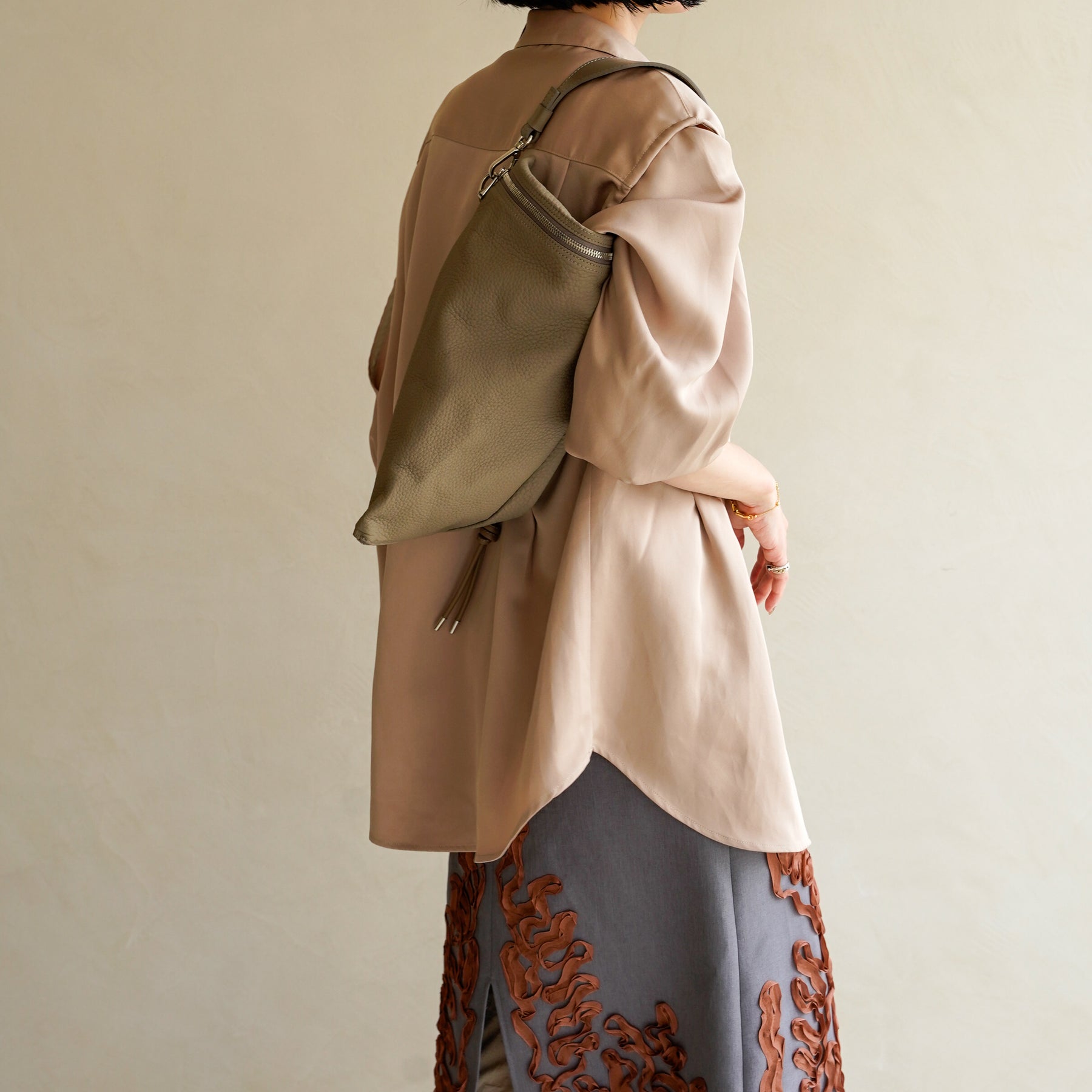 CELLIE BERLINGOT SAC / DIPLO SKY｜2層構造レザークラッチバッグ｜レディース 着用画像 スタイリング コーディネート｜ITTI（イッチ）公式