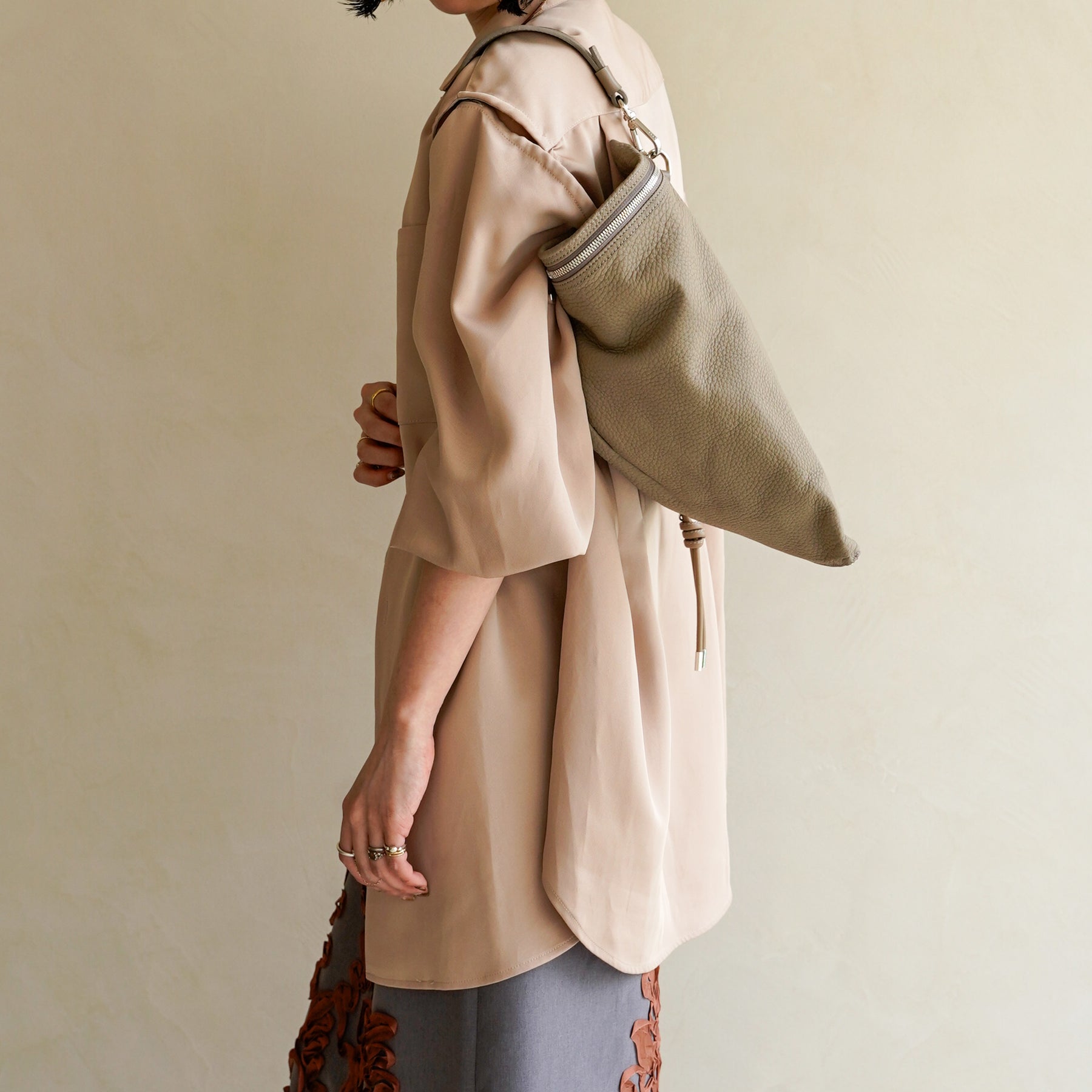 CELLIE BERLINGOT SAC / DIPLO SKY｜2層構造レザークラッチバッグ｜レディース 着用画像 スタイリング コーディネート｜ITTI（イッチ）公式