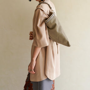 CELLIE BERLINGOT SAC / DIPLO SKY｜2層構造レザークラッチバッグ｜レディース 着用画像 スタイリング コーディネート｜ITTI（イッチ）公式