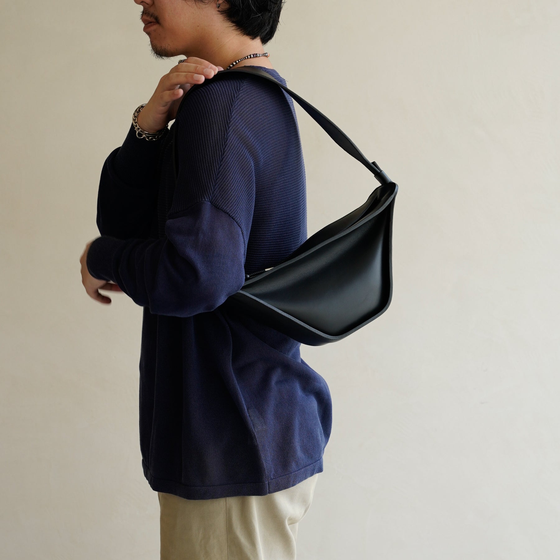 HERRIE MOON SAC / RAPTO FLEX｜上質レザーの舟形ショルダーバッグ｜メンズ着用画像 スタイリング コーディネート｜ITTI（イッチ）公式