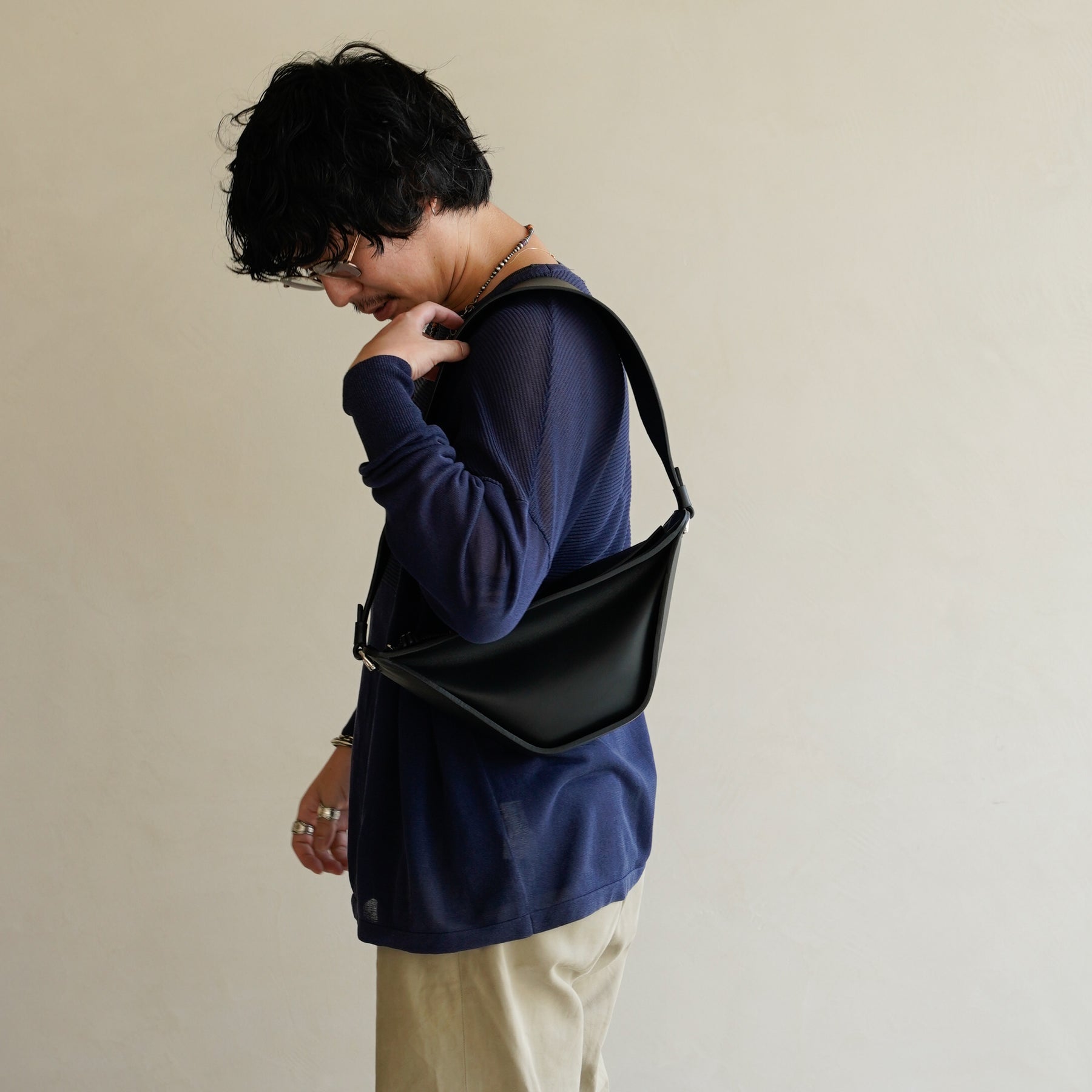 HERRIE MOON SAC / RAPTO FLEX｜上質レザーの舟形ショルダーバッグ｜メンズ着用画像 スタイリング コーディネート｜ITTI（イッチ）公式