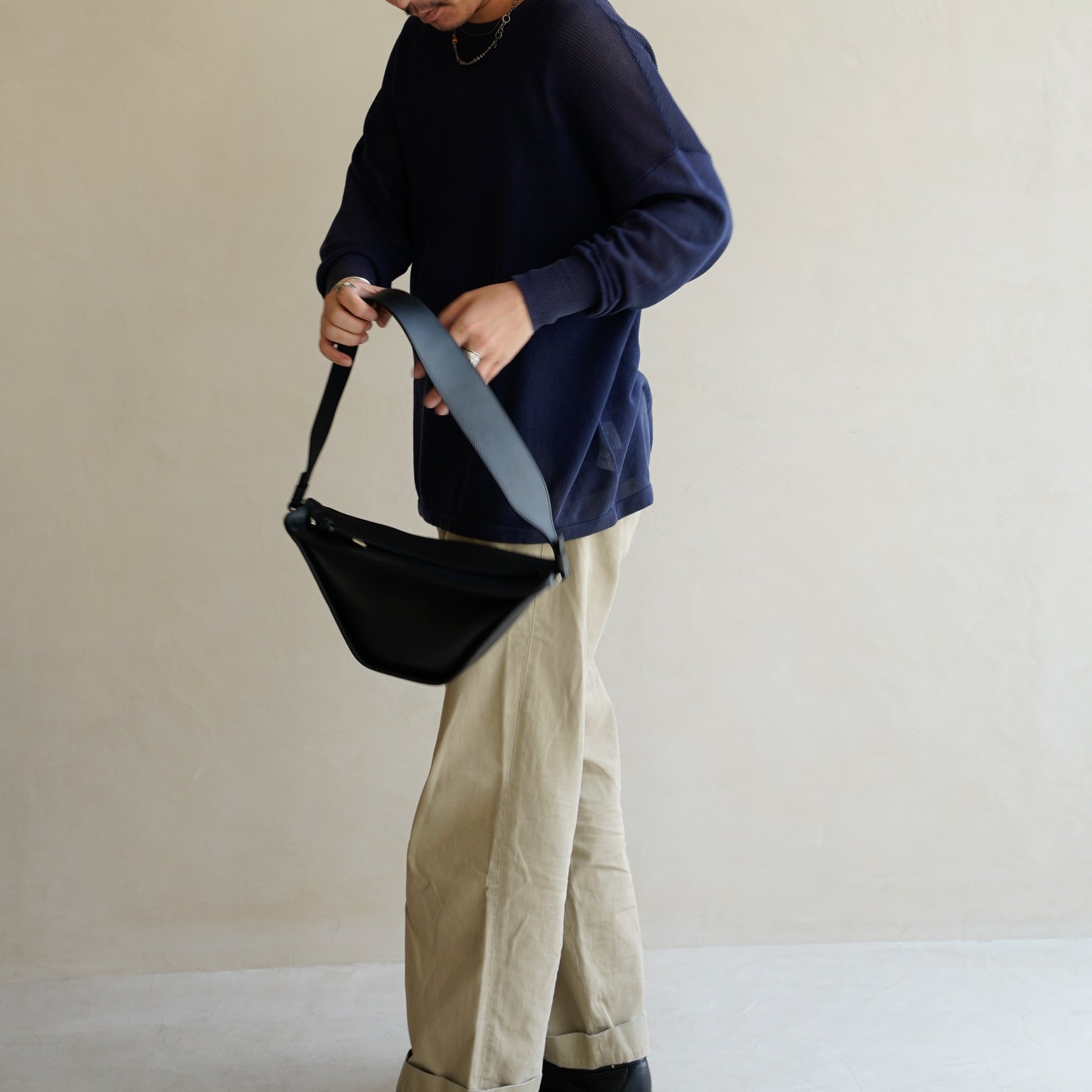 HERRIE MOON SAC / RAPTO FLEX｜上質レザーの舟形ショルダーバッグ｜メンズ着用画像 スタイリング コーディネート｜ITTI（イッチ）公式