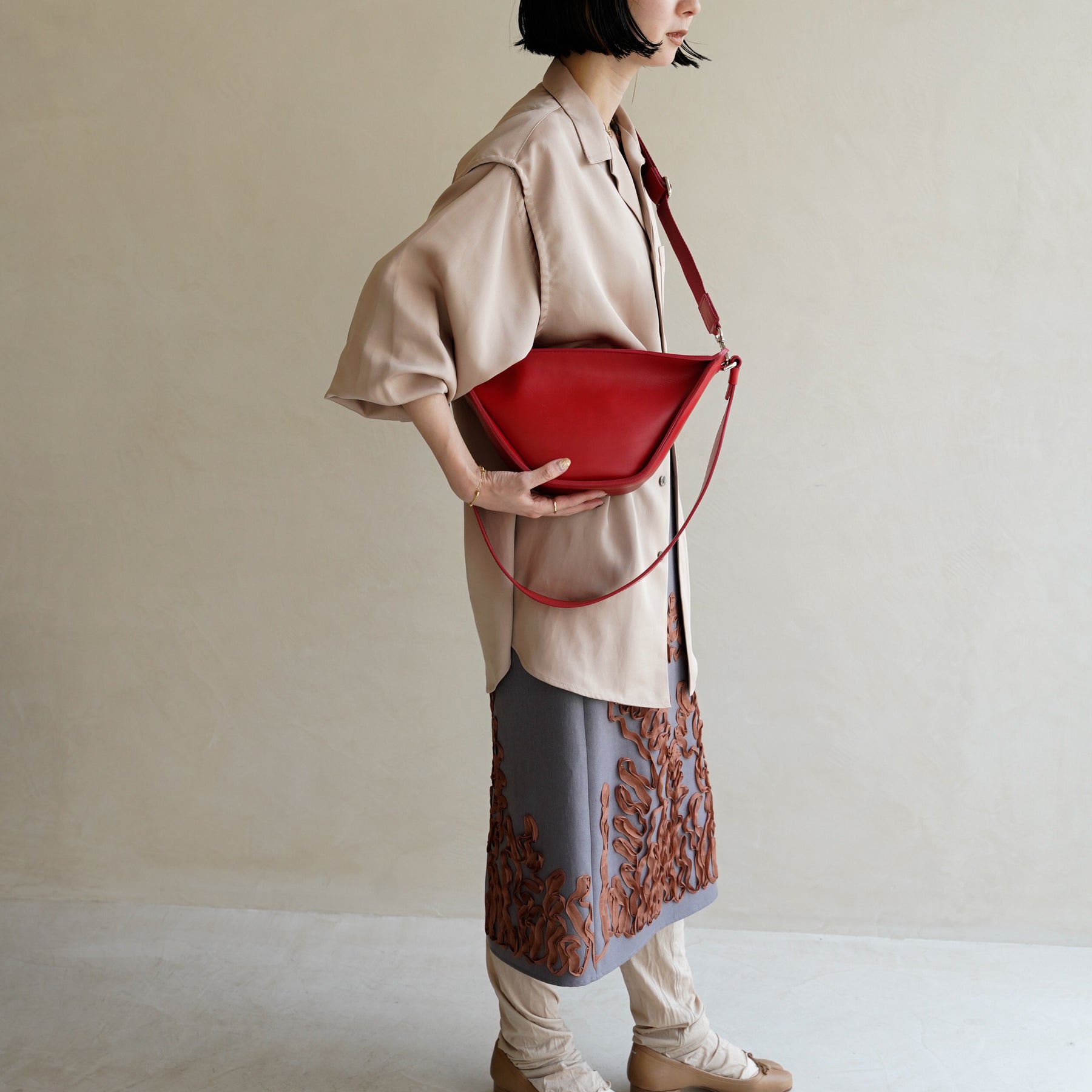 HERRIE MOON SAC / RAPTO FLEX｜上質レザーの舟形ショルダーバッグ｜レディース着用画像 スタイリング コーディネート｜ITTI（イッチ）公式