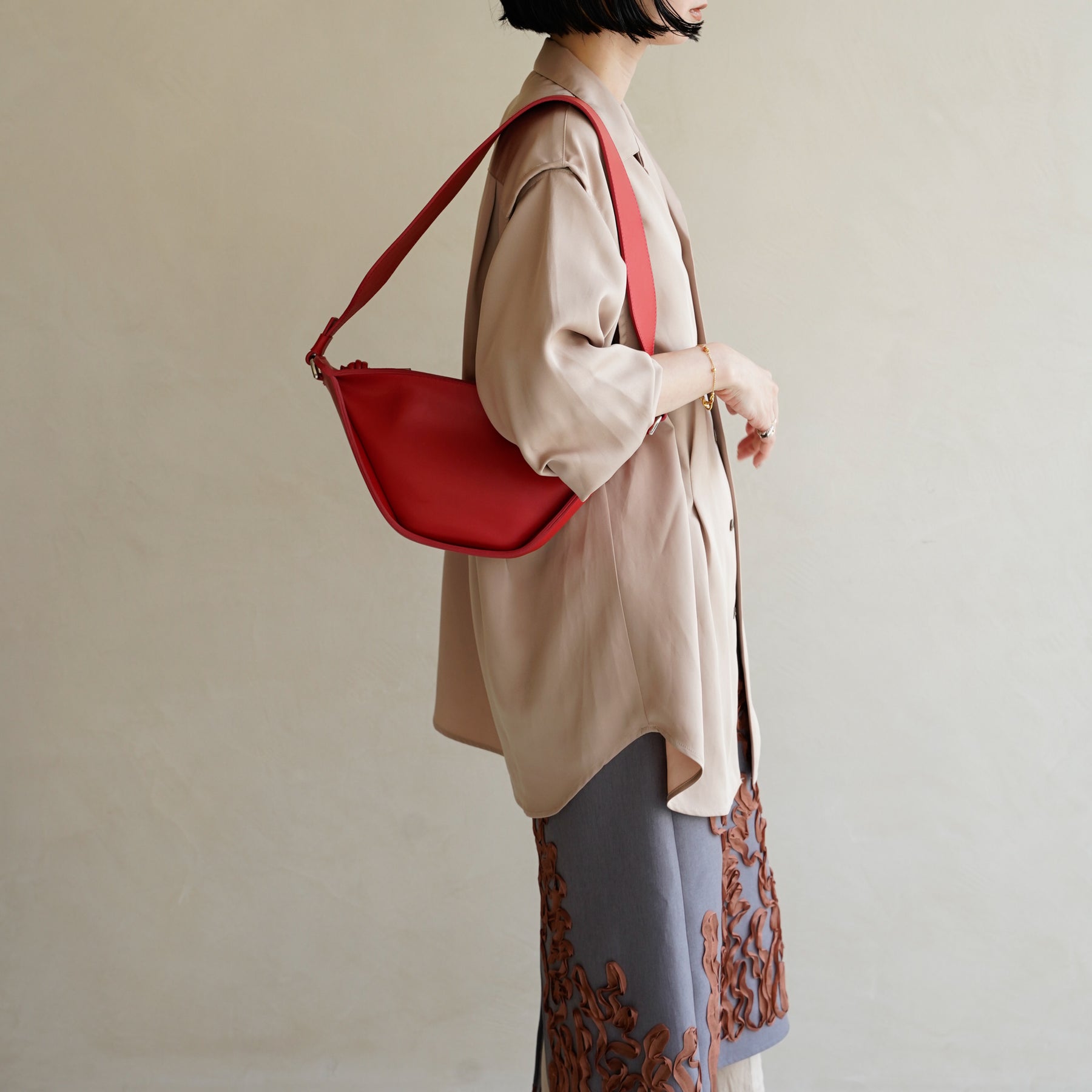 HERRIE MOON SAC / RAPTO FLEX｜上質レザーの舟形ショルダーバッグ｜レディース着用画像 スタイリング コーディネート｜ITTI（イッチ）公式