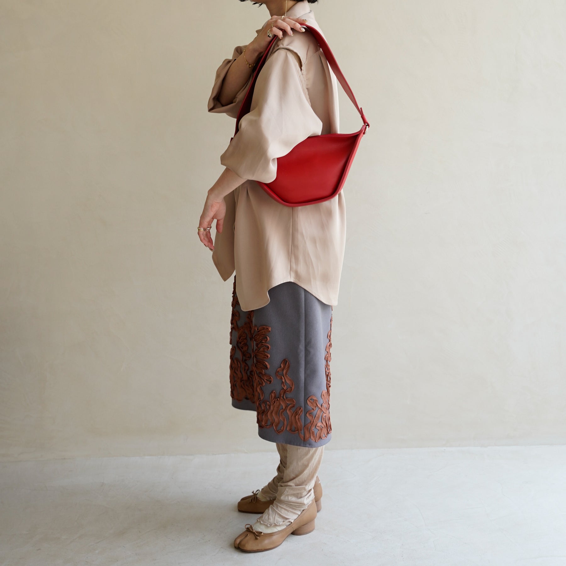 HERRIE MOON SAC / RAPTO FLEX｜上質レザーの舟形ショルダーバッグ｜レディース着用画像 スタイリング コーディネート｜ITTI（イッチ）公式