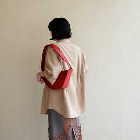 HERRIE MOON SAC / RAPTO FLEX｜上質レザーの舟形ショルダーバッグ｜レディース着用画像 スタイリング コーディネート｜ITTI（イッチ）公式