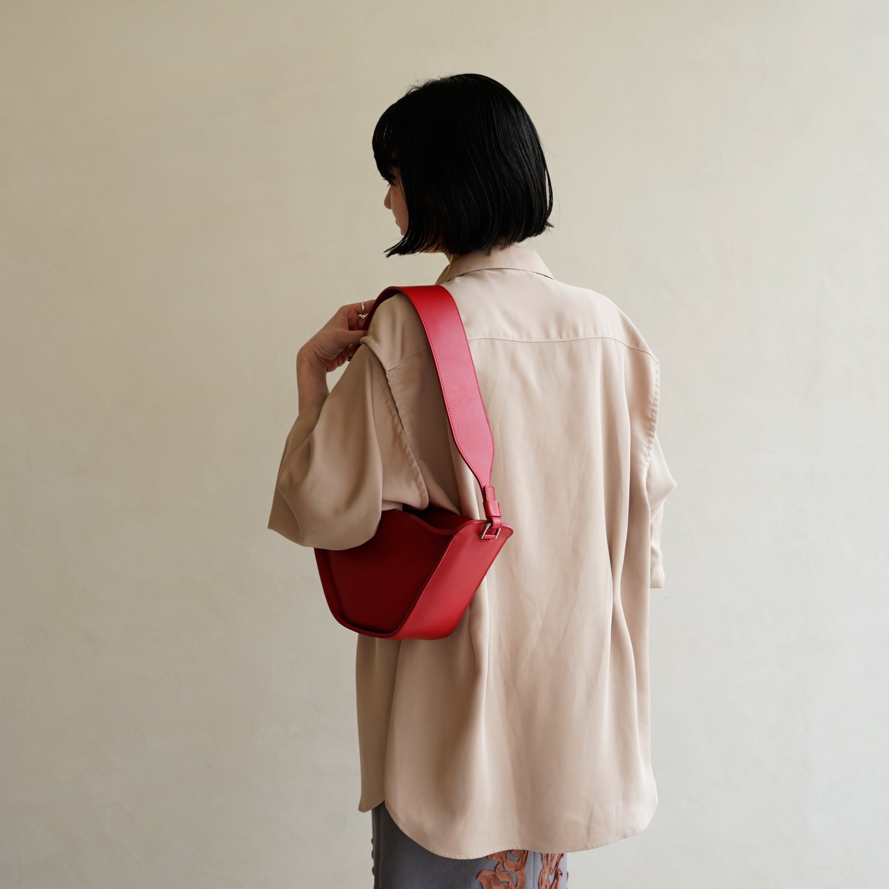 HERRIE MOON SAC / RAPTO FLEX｜上質レザーの舟形ショルダーバッグ｜レディース着用画像 スタイリング コーディネート｜ITTI（イッチ）公式